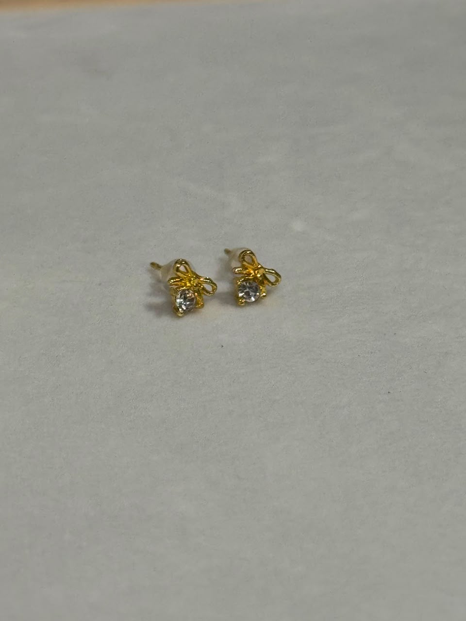 Aretes Mini Lazo Dorado con Cristal